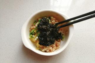 再把葱末，姜末和两勺橄榄菜加入肉末中