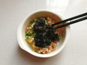 再把葱末，姜末和两勺橄榄菜加入肉末中