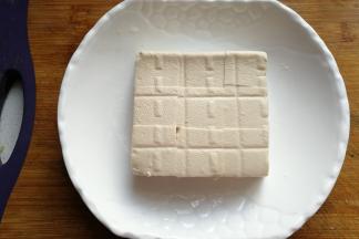 片开后取一块放入盘中，用尖刀切割成小方块