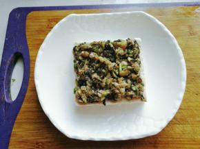 再把橄榄肉馅摆在豆腐表面，大火蒸十分钟左右