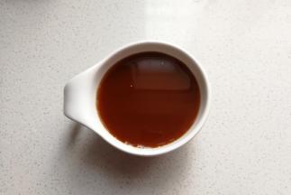 生抽，蚝油，白糖，淀粉加适量水调一小碗碗汁