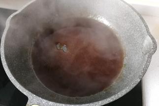 把调好的碗汁倒入锅中烧开，煮至浓稠状态，然后淋在蒸好的豆腐上即可享用