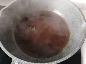 把调好的碗汁倒入锅中烧开，煮至浓稠状态，然后淋在蒸好的豆腐上即可享用