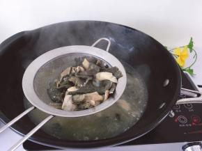 煮开后将羊杂捞出，沥干水分，放入碗中