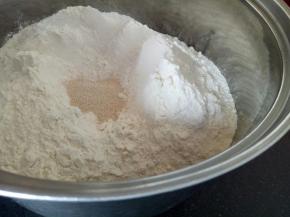 面粉内放入酵母
