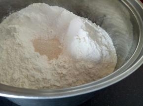 面粉内放入酵母