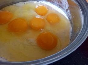 然后磕入鸡蛋