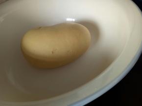 将面团揉至光滑不粘手的状态，面团不能太湿，揉的时候可以先留出一个蛋清的量，最后看状态再加