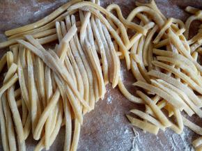 将面团进行排气，然后擀成薄片，切细条，不要切太粗，炸的时候会膨胀