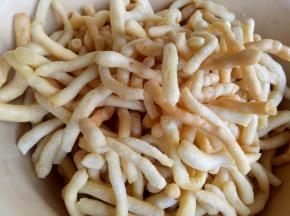 锅里倒油加热，将面条炸至两面金黄后捞出控油
热油的时候可以先扔一根面条进去，浮起来然后膨胀就说明油温差不多了，可以开炸了