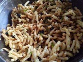 接下来进行熬糖，这一步忘记拍照了
将麦芽糖，水，白糖放入锅里，大火煮开后关中小火边搅边煮，煮至用筷子挑起有拉丝就好，倒入炸好的面条，坚果，芝麻（喜欢什么样的坚果都可以放）快速搅拌均匀