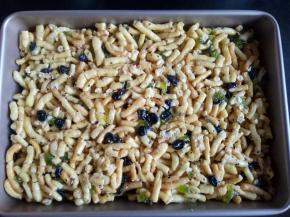 倒入不粘模具中整形，压平压实，放凉快的地方晾凉