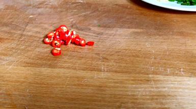 小米椒洗净切碎备用