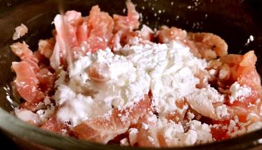 放入碗中，加入淀粉、料酒拌匀腌制一会