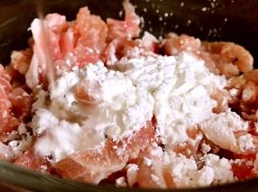 放入碗中，加入淀粉、料酒拌匀腌制一会