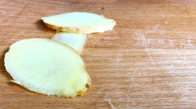 生姜洗净切片备用