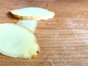 生姜洗净切片备用