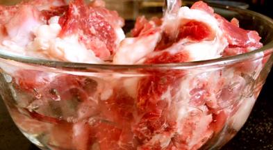 将猪筒骨洗净，用清水浸泡半小时，以去血水