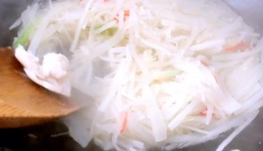 加入猪油，炒匀