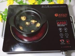 准备一个炖锅，放入适量水，将香菇放入，直到变软，捞出