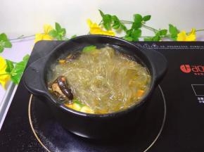 将煮好的红薯粉放入