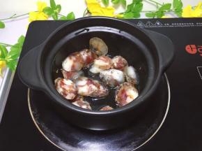 将香肠切薄片放入