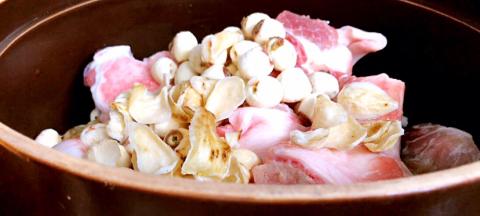 将所有食材放入砂锅内