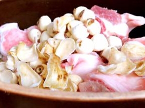 将所有食材放入砂锅内