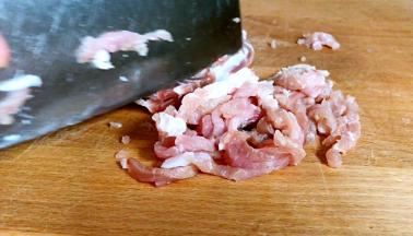 猪瘦肉洗净，切成丝