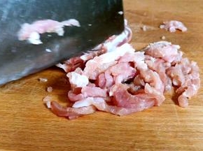 猪瘦肉洗净，切成丝