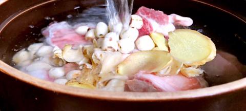 再注入适量清水，大火烧开