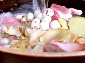 再注入适量清水，大火烧开