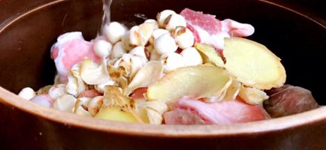 加入生姜片、料酒