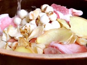 加入生姜片、料酒