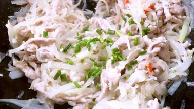 最后放入鸡精粉、葱花炒匀即可