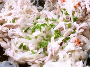 最后放入鸡精粉、葱花炒匀即可