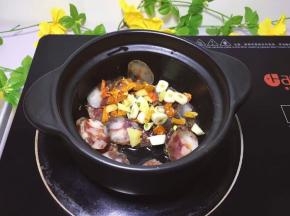 将大蒜切丁，生姜切丁，干尖椒切段放入爆香