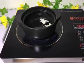 小炖锅里放适量猪油