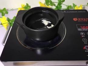 小炖锅里放适量猪油