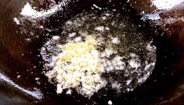 锅留底油，放入姜、蒜末爆香