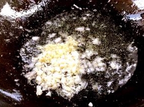锅留底油，放入姜、蒜末爆香