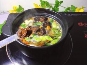 煮开后加入一勺豆瓣酱