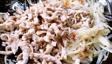 放入猪瘦肉炒匀