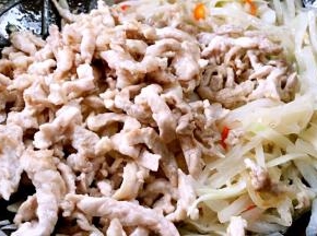 放入猪瘦肉炒匀