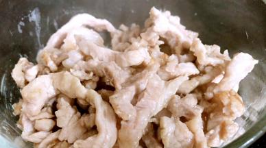 捞出沥油，备用