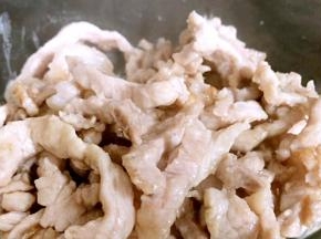 捞出沥油，备用