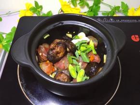 将大蒜苗洗净后切段放入炖锅中