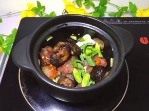 将大蒜苗洗净后切段放入炖锅中