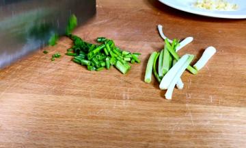 葱洗净分别切成段和葱花