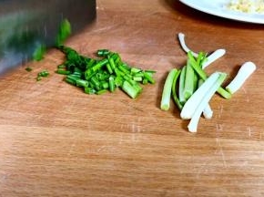 葱洗净分别切成段和葱花